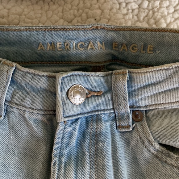 AE destressed light Wash denim jeans ( New without tags) - Picture 4 of 8